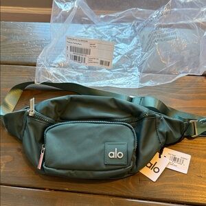 ALO Yoga Fanny Pack in Winter Ivy